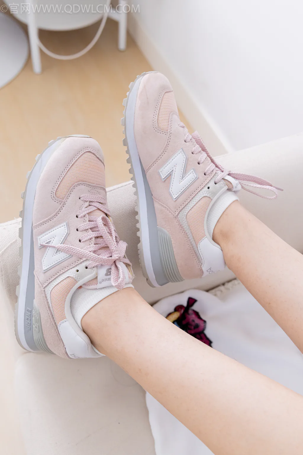 精选勿恋传媒 NO.2550 泡泡-运动鞋、皮鞋、两双白棉袜、裸足[204P]