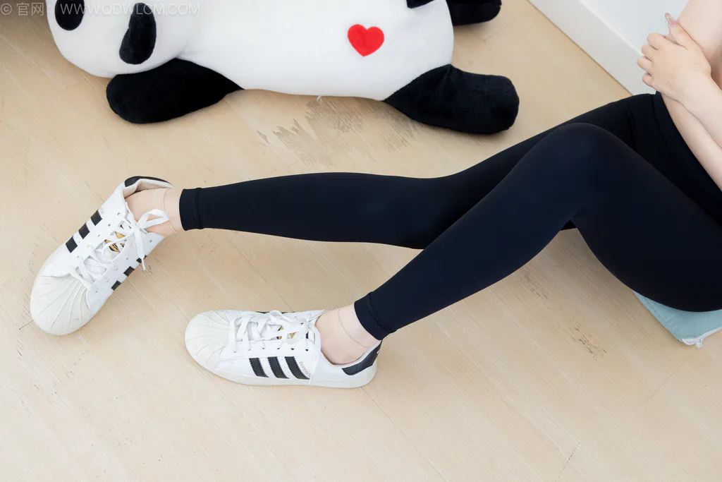 精选勿恋传媒 NO.2561 贝壳-板鞋、帆布鞋、短肉丝、瑜伽裤[165P]